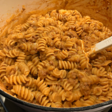 This photo show cheeseburger pasta cooked in a pot.