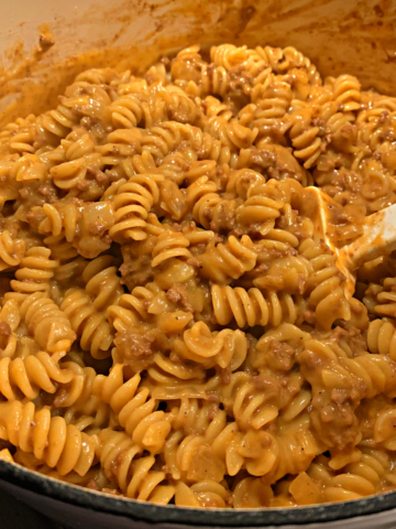 This photo show cheeseburger pasta cooked in a pot.